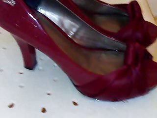 HeelGoddess&#039;s red heels pissed
