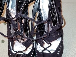 Wetting a fans wife&#039;s heels