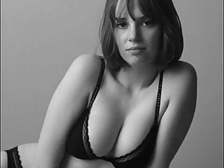 Maya Hawke (Stranger Things)  Sexy Non Nude