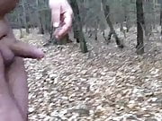 Nackt im Wald