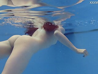  video: Hottest Russian babes in the swimming pool in 4k