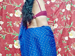 Desi hot indian bhabhi ji in blue saree showing her boobs and thighs