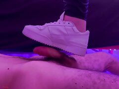 Aggressive Sneaker Shoejob in Leather Leggings
