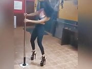 Pendeja bailando rico