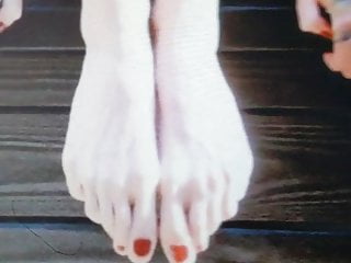 Brie larson feet cum tribute 2...