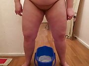 Bbw cleaning and peeing 