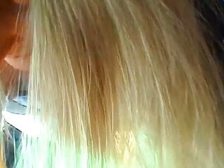 Spontaner und bester Blowjob von heisser Blondine im Auto 