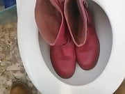 Pee in sister Pink boots