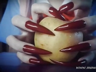 Red long nails. Unhas longas vermelhas