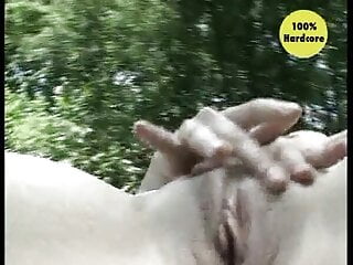 Perfektes Babe Mastubiert Outdoor ihre Pussy  - Bild 8