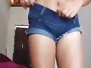 Une brune bandante en short jeans devant sa webcam