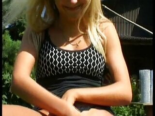 Bauer fickt blonde schoenheit - Bild 3