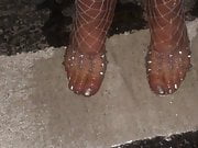 Outdoor in Fishnetstockings & clear Sandals pissing on Feet