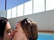beso en la piscina