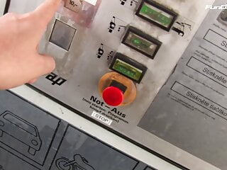 Martina steigt in Bumsbus und wird zerfickt - Bild 4