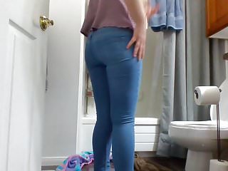 Gorgeous Pissing In her Pants