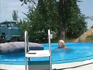 german blonde squirts at pool - Bild 5