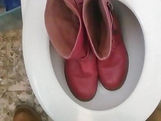 Pee in sister Pink boots