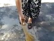 she shows while sweeping. nagpakita habang nagwawalis