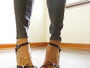 mature Lady bare feet high heel shoes