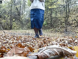 Curvy MILF in a long skirt pissing in the autumn park