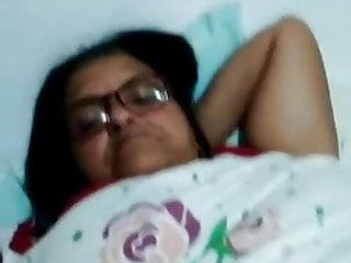 Coroa do Whatsapp mostra a bunda e a buceta