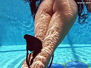 Small tits Latina babe Andreina De Luxe under water