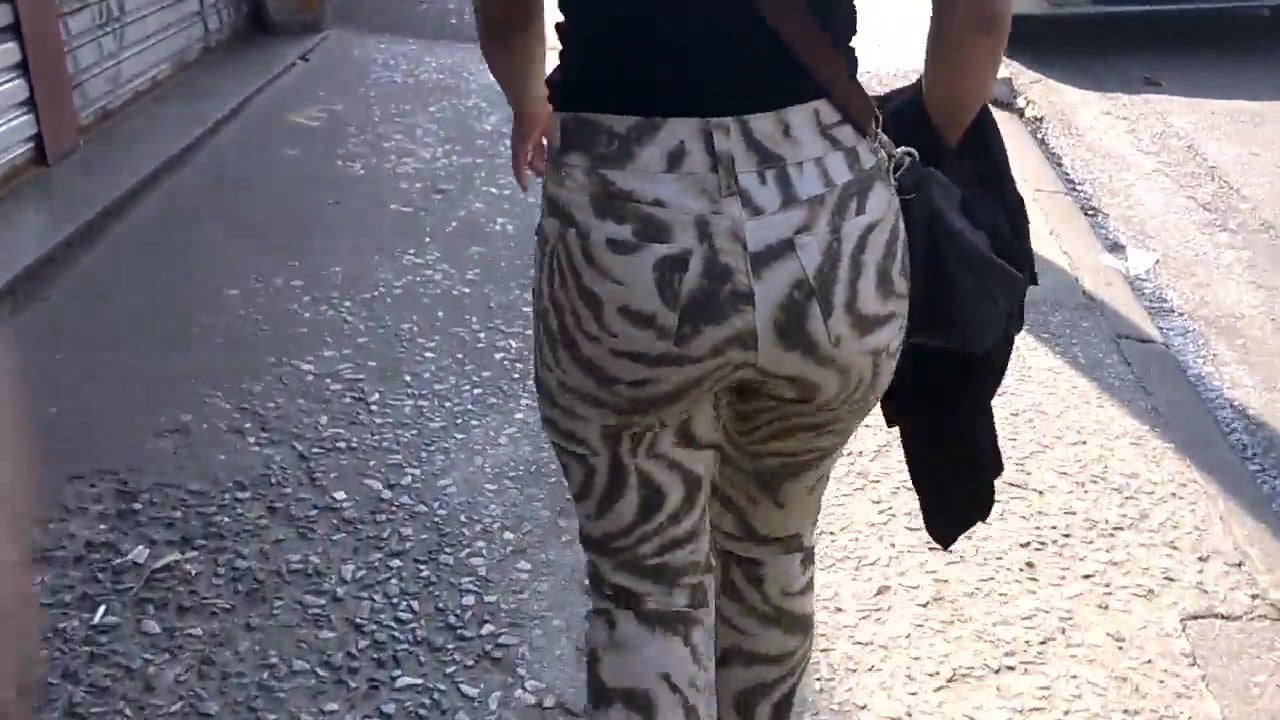 SDRUWS2 - CANDID DELICIOUS BUTT WALKING