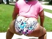 Sexy Latina Mama Popping that Bubble Butt
