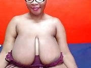 Webcambabe shows her boobs