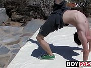 Flexible twink ends up jerking off after erotic stretching