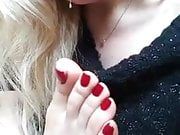 beautiful blonde sucks her sexy toes
